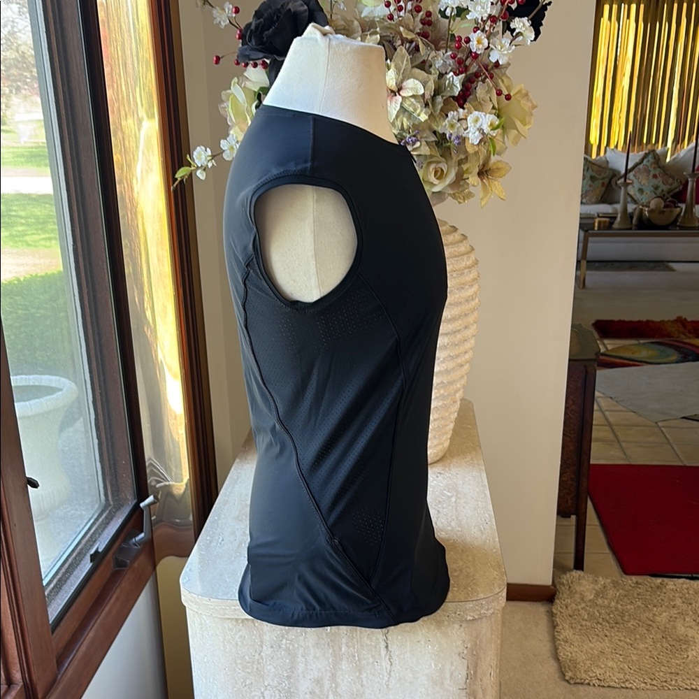 NWOT Athleta Black Fitted Sleeveless athletic top. Measurements and photos. - Picture 4 of 13